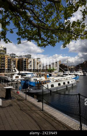 St Katharine Docks, anciens docks situés dans l'East End du quartier londonien de Tower Hamlets, maintenant une communauté d'appartements de luxe comprenant des restaurants. Banque D'Images