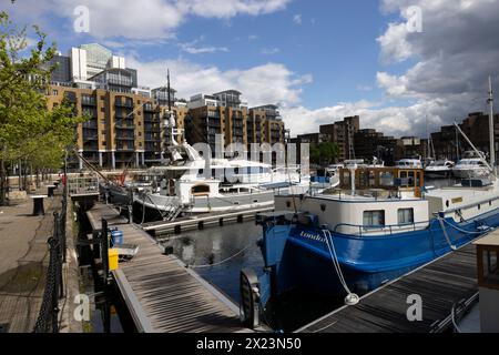 St Katharine Docks, anciens docks situés dans l'East End du quartier londonien de Tower Hamlets, maintenant une communauté d'appartements de luxe comprenant des restaurants. Banque D'Images