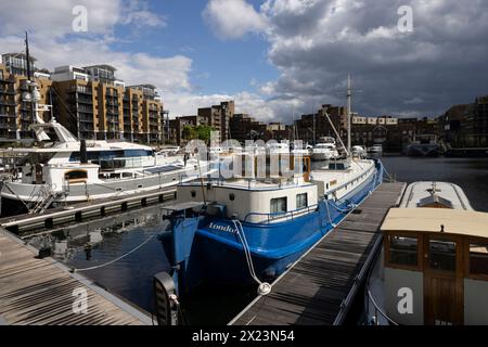 St Katharine Docks, anciens docks situés dans l'East End du quartier londonien de Tower Hamlets, maintenant une communauté d'appartements de luxe comprenant des restaurants. Banque D'Images