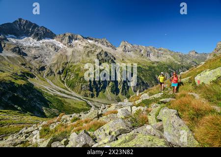 Homme et femme randonnée à Keilbachjoch, Grande spatule en arrière-plan, Alpes de Zillertal, Parc naturel des Alpes de Zillertal, Tyrol, Autriche Banque D'Images