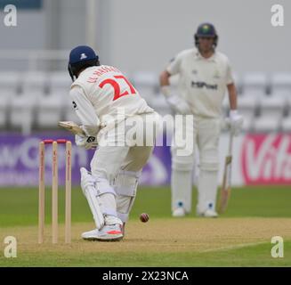 NORTHAMPTON, ANGLETERRE - 19 avril -2024 : Zain ul Hassan se prépare lors du match de division deux du Championnat du comté de Vitality entre le Northamptonshire et Glamorgan au County Ground de Northampton, en Angleterre Banque D'Images