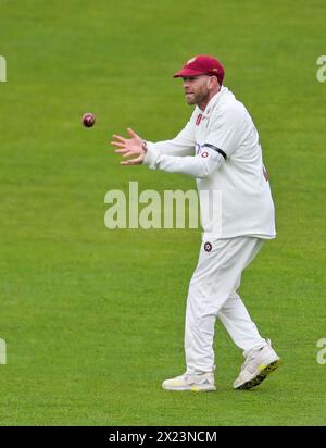 NORTHAMPTON, ANGLETERRE - 19 avril -2024 : Luke Procter du Northamptonshire avec sur le ballon lors du match de division deux du Vitality County Championship entre le Northamptonshire et Glamorgan au County Ground de Northampton, Angleterre Banque D'Images