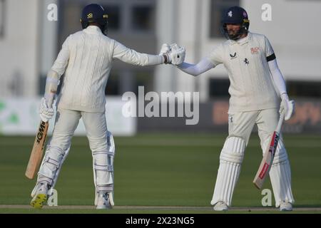 Canterbury, Angleterre. 19 avril 2024. Daniel Bell-Drummond et Jack Leaning lors de la première journée du match de la Division 1 du Championnat Vitality County entre Kent County Cricket Club et Surrey County Cricket Club au Spitfire Ground, St Lawrence à Canterbury. Kyle Andrews/Alamy Live News. Banque D'Images