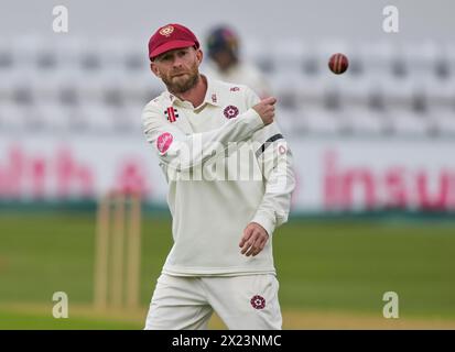 NORTHAMPTON, ANGLETERRE - 19 avril -2024 : Luke Procter du Northamptonshire lors du match de division 2 du Vitality County Championship entre le Northamptonshire et Glamorgan au County Ground de Northampton, en Angleterre Banque D'Images