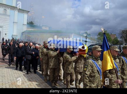 KIEV, UKRAINE - 19 AVRIL 2024 - des militaires portent le cercueil du sergent de la 59e brigade Pavlo Petrychenko qui a péri alors qu’il défendait l’Ukraine des troupes russes après le service commémoratif au monastère au dôme d’or de Saint Michel, Kiev, capitale de l’Ukraine. Pavlo Petrychenko, militaire et militant ukrainien, était sergent dans la 59e brigade d'infanterie motorisée séparée et auteur de la pétition qui exhortait à limiter les casinos en ligne pour le personnel militaire pendant la loi martiale, qui a recueilli les 25 000 votes devaient être examinés par le Président dans les heures suivant sa publication. Actualités Banque D'Images