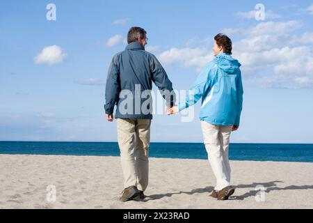 Couple heureux sur la plage en hiver, Argelès-sur-mer, Occitanie, France Banque D'Images