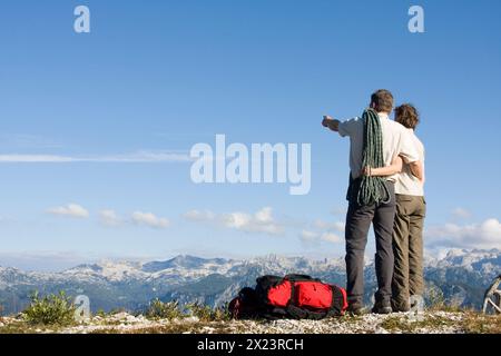 Couple d'alpinistes debout sur un pic, parc national du Triglav, Ukanc, Slovénie Banque D'Images