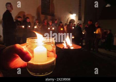 Menschen halten Kerzen vor Beginn einer meditativen Osternacht am Karsamstag, 30.03.2024, vor der Dorfkirche in Guenterberg, Uckermark, Brandebourg. Die Osternacht wurde mit Taize-Gesaengen umrahmt. Die Gesaenge Stammen aus der oekumenischen Bruderschaft von Taize und wurden entwickelt um Menschen aus der ganzen Welt anzuziehen, die sich fuer spirituel Erfahrungen und oekumenische Begegnungen interessieren. Les gens tiennent des bougies avant le début d'une veillée méditative de Pâques le samedi Saint, 30 mars 2024, devant l'église du village de Guenterberg, Uckermark, Brandebourg. La veillée de Pâques Banque D'Images