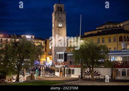 Le port de Riva del Garda la nuit, lac de Garde, Italie Banque D'Images