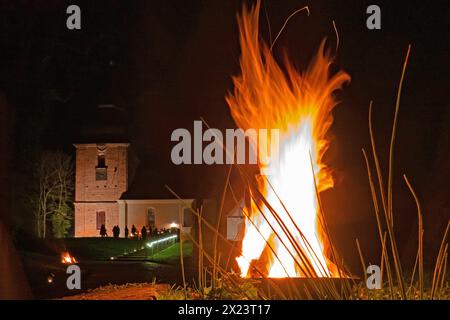 Holz brennt in einer Feuerschale vor Beginn einer meditativen Osternacht am Karsamstag, 30.03.2024, vor der Dorfkirche in Guenterberg, Uckermark, Brandebourg. Die Osternacht wurde mit Taize-Gesaengen umrahmt. Die Gesaenge Stammen aus der oekumenischen Bruderschaft von Taize und wurden entwickelt um Menschen aus der ganzen Welt anzuziehen, die sich fuer spirituel Erfahrungen und oekumenische Begegnungen interessieren. Le bois brûle dans un bol de feu avant le début d'une veillée méditative de Pâques le samedi Saint, 30 mars 2024, devant l'église du village de Guenterberg, Uckermark, Brandebourg. Banque D'Images