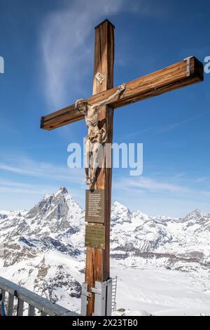 Croix avec la statue de Jésus au sommet du Klein Matterhorn, Zermatt, Valais, Suisse Banque D'Images