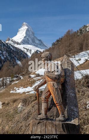 Figure en bois sculpté sur l'Edelweissweg près de Zermatt - en arrière-plan : le Cervin, Valais, Suisse Banque D'Images