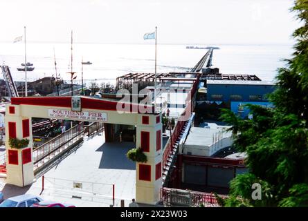 Années 1990 vintage Southend Pier, Southend on Sea, Essex, Royaume-Uni. Arche d'entrée, indiquant la plus longue jetée de plaisir dans le monde. Pont en cours de reconstruction suite à un incendie qui a détruit le pavillon de bowling Banque D'Images