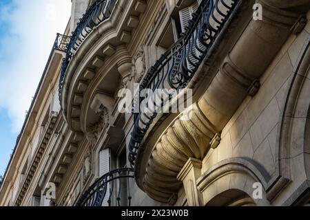 Beaux balcons sur des structures haussmanniennes à Paris, France Banque D'Images