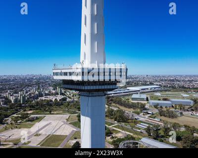 Point panoramique de la tour spatiale abandonnée du parc municipal Interama depuis un drone Banque D'Images