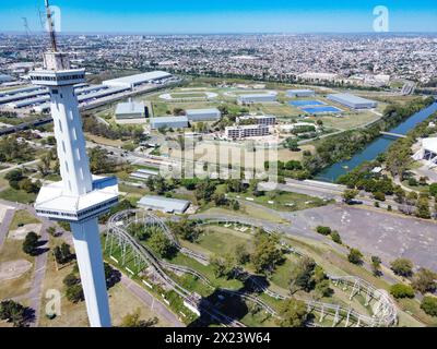 Ruisseau à Lugano avec parc de la ville et tour spatiale abandonnée Banque D'Images