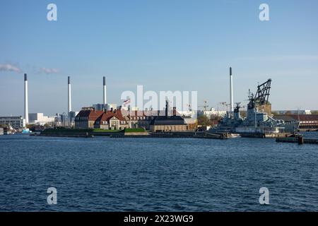 COPENHAGUE, DANEMARK - 28 OCTOBRE 2014 : île d'Amager avec centrale électrique, navire de l'armée et Bindesboll Banque D'Images