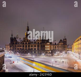 Hiver à Dresde Die Dresdener Altstadt mit ihren historischen Gebäuden. Residenzschloss in der Sophienstrasse. Dresde Sachsen Deutschland *** hiver à Dresde Dresden vieille ville de Dresdens avec ses bâtiments historiques Residenzschloss à Sophienstrasse Dresde Saxe Allemagne Banque D'Images