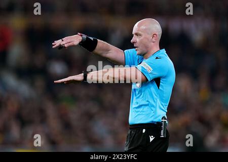 Rome, Italie. 18 avril 2024. L'arbitre Szymon Marciniak fait un geste lors du match quart de finale de l'UEFA Europa League 2023/24 entre L'AS Roma et l'AC Milan au Stadio Olimpico le 18 avril 2024 à Rome, Italie. Crédit : Giuseppe Maffia/Alamy Live News Banque D'Images