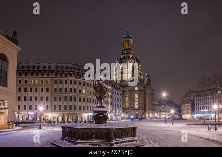 Hiver à Dresde Die Dresdener Altstadt mit ihren historischen Gebäuden. Neumarkt mit Frauenkirche. Dresde Sachsen Deutschland *** hiver à Dresde la vieille ville de Dresde avec ses bâtiments historiques Neumarkt avec Frauenkirche Dresde Saxe Allemagne Banque D'Images