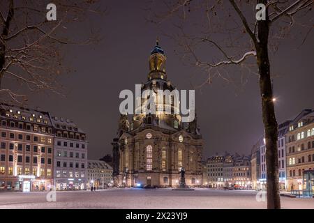 Hiver à Dresde Die Dresdener Altstadt mit ihren historischen Gebäuden. Neumarkt mit Frauenkirche. Dresde Sachsen Deutschland *** hiver à Dresde la vieille ville de Dresde avec ses bâtiments historiques Neumarkt avec Frauenkirche Dresde Saxe Allemagne Banque D'Images