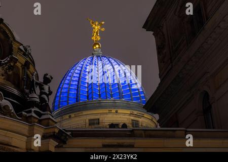 Hiver à Dresde Die Dresdener Altstadt mit ihren historischen Gebäuden. Brühlsche terrasse. Kuppel mit Fama. Dresde Sachsen Deutschland *** hiver à Dresde la vieille ville de Dresde avec ses bâtiments historiques Brühls Terrace Dome avec Fama Dresde Saxe Allemagne Banque D'Images