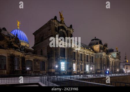 Hiver à Dresde Die Dresdener Altstadt mit ihren historischen Gebäuden. Brühlsche terrasse, Kunstakademie. Dresde Sachsen Deutschland *** hiver à Dresde Dresden vieille ville de Dresden avec ses bâtiments historiques Brühls terrasse, Académie des Beaux-Arts de Dresde Saxe Allemagne Banque D'Images