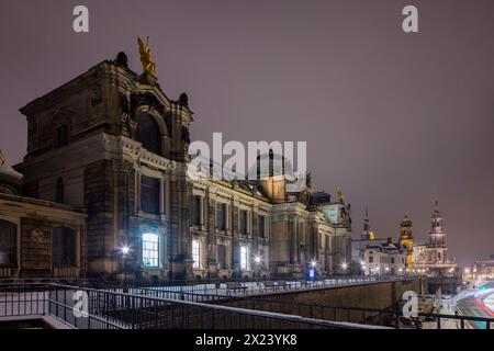 Hiver à Dresde Die Dresdener Altstadt mit ihren historischen Gebäuden. Brühlsche terrasse, Kunstakademie. Dresde Sachsen Deutschland *** hiver à Dresde Dresden vieille ville de Dresden avec ses bâtiments historiques Brühls terrasse, Académie des Beaux-Arts de Dresde Saxe Allemagne Banque D'Images