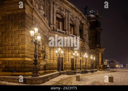 Hiver à Dresde Die Dresdener Altstadt mit ihren historischen Gebäuden. Theaterplatz mit Semperoper und König Johann Denkmal. Dresde Sachsen Deutschland *** hiver à Dresde Dresden vieille ville de Dresden avec ses bâtiments historiques Theaterplatz avec Semperoper et King John Monument Dresde Saxe Allemagne Banque D'Images