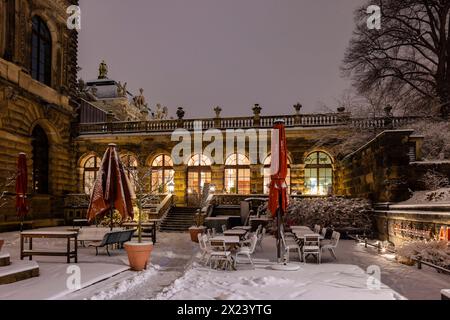 Hiver à Dresde Die Dresdener Altstadt mit ihren historischen Gebäuden. Theaterplatz mit Restaurant Alte Meister Dresden Sachsen Deutschland *** hiver à Dresde la vieille ville de Dresden avec ses bâtiments historiques Theaterplatz avec Restaurant Alte Meister Dresde Saxe Allemagne Banque D'Images