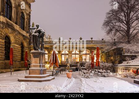 Hiver à Dresde Die Dresdener Altstadt mit ihren historischen Gebäuden. Theaterplatz mit Restaurant Alte Meister Dresden Sachsen Deutschland *** hiver à Dresde la vieille ville de Dresden avec ses bâtiments historiques Theaterplatz avec Restaurant Alte Meister Dresde Saxe Allemagne Banque D'Images