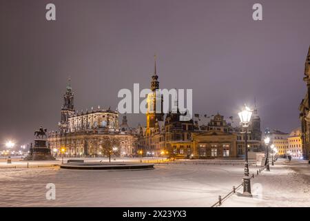 Hiver à Dresde Die Dresdener Altstadt mit ihren historischen Gebäuden. Theaterplatz mit Hofkirche, Residenzschloss Dresde Sachsen Deutschland *** hiver à Dresde la vieille ville de Dresde avec ses bâtiments historiques Theaterplatz avec Hofkirche, Residenzschloss Dresde Saxe Allemagne Banque D'Images