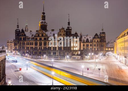 Hiver à Dresde Die Dresdener Altstadt mit ihren historischen Gebäuden. Residenzschloss in der Sophienstrasse. Dresde Sachsen Deutschland *** hiver à Dresde Dresden vieille ville de Dresdens avec ses bâtiments historiques Residenzschloss à Sophienstrasse Dresde Saxe Allemagne Banque D'Images