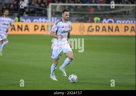 Cagliari, Italie. 19 avril 2024. Le défenseur de la Juventus Federico Gatti en action lors du match de Serie A entre Cagliari Calcio et la Juventus à l'Unipol Domus à Cagliari, Sardaigne - vendredi 19 avril 2024. Sport - Soccer (photo de Gianluca Zuddas/Lapresse) crédit : LaPresse/Alamy Live News Banque D'Images