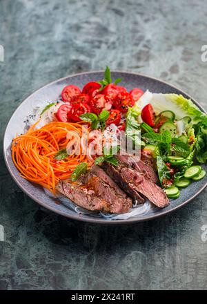 Nouilles de riz et bol de légumes avec steak Banque D'Images
