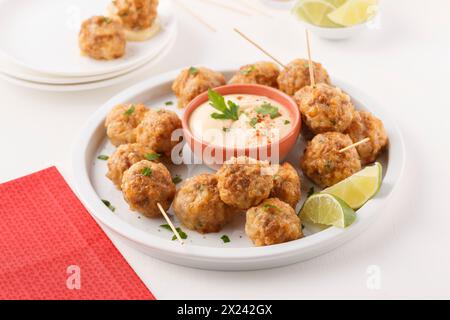 Boulettes de saucisse et de fromage avec trempette au yaourt au Chili Banque D'Images