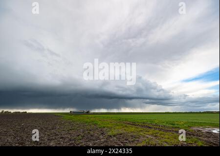 Nuage de tempête au-dessus des terres agricoles de plaine, Great Plains, États-Unis. Banque D'Images