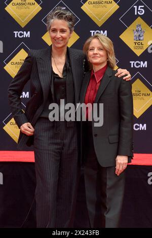 Alexandra Hedison mit Ehefrau Jodie Foster BEI Jodie encourage la cérémonie des mains et des empreintes au TCL Chinese Theatre Hollywood. Los Angeles, 19.04.2024 *** Alexandra Hedison avec sa femme Jodie Foster à la cérémonie des mains et des empreintes de pas Jodie Fosters au TCL Chinese Theatre Hollywood Los Angeles, 19 04 2024 Foto:xD.xStarbuckx/xFuturexImagex Foster 4437 Banque D'Images