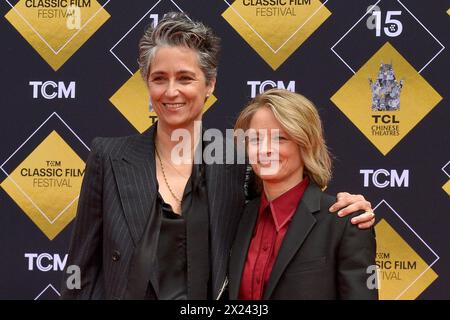 Alexandra Hedison mit Ehefrau Jodie Foster BEI Jodie encourage la cérémonie des mains et des empreintes au TCL Chinese Theatre Hollywood. Los Angeles, 19.04.2024 *** Alexandra Hedison avec sa femme Jodie Foster à la cérémonie des mains et des empreintes de pas Jodie Fosters au TCL Chinese Theatre Hollywood Los Angeles, 19 04 2024 Foto:xD.xStarbuckx/xFuturexImagex Foster 4438 Banque D'Images