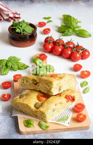 Focaccia fusée aux olives et tomates cerises Banque D'Images