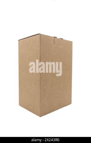 boîte fermée en carton ondulé brun pour le transport de marchandises, isolée sur fond blanc. emballage en carton. Banque D'Images