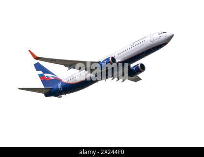 MOSCOU , RUSSIE, 10 juin 2020 : L'avion commercial de passagers volant au-dessus du ciel le jour ensoleillé le 10 juin 2020 à Moscou, Russie. Banque D'Images