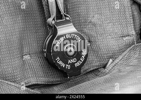 une ceinture de sécurité à trois points d'un avion militaire Banque D'Images