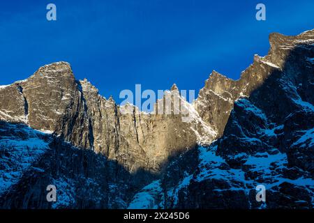 Début avril matin soleil sur le mur de Troll et les sommets Trolltindene dans la vallée de Romsdalen, Rauma kommune, Møre og Romsdal, Norvège, Scandinavie. Banque D'Images