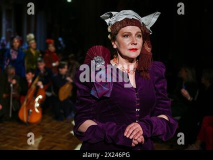 Non exclusif : LVIV, UKRAINE - 18 AVRIL 2024 - Nataliia Polovynka, chanteuse, actrice de théâtre et de cinéma, lauréate du prix Shevchenko, est vue lors de la première Banque D'Images