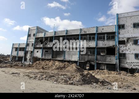 Khan Yunis, Territoires palestiniens. 19 avril 2024. Une école détruite de l'Office de secours et de travaux des Nations Unies pour les réfugiés de Palestine (UNRWA), vue après le retrait de l'armée israélienne de la ville d'Abasan, à l'est de la ville de Khan Yunis, dans le sud de la bande de Gaza. Crédit : Abed Rahim Khatib/dpa/Alamy Live News Banque D'Images