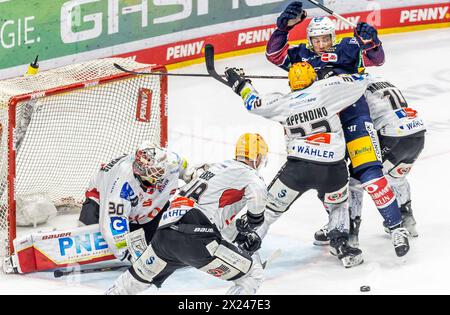 Berlin, Allemagne. 19 avril 2024. Hockey sur glace : DEL, Eisbären Berlin - Pinguins Bremerhaven, championnat, finale, journée 2, Uber Arena. Ross Mauermann (à droite) et Nicolas Appendino (3e à droite) des Pinguins Bremerhaven défendent le but. Crédit : Andreas Gora/dpa/Alamy Live News Banque D'Images