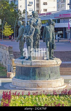 Skopje, Macédoine du Nord - 23 octobre 2023 : les participants au Monument de Solun et Gemidzhii sur le fleuve Vardar dans la capitale. Banque D'Images