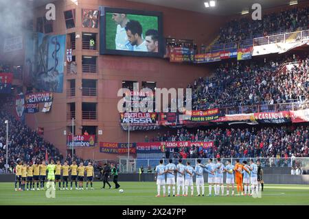 Gênes, Italie. 19 avril 2024. Les joueurs et les officiels observent une minute de silence à la mémoire du footballeur italien Mattia Giani qui est décédé récemment, avant le match de Serie A à Luigi Ferraris, à Gênes. Le crédit photo devrait se lire : Jonathan Moscrop/Sportimage crédit : Sportimage Ltd/Alamy Live News Banque D'Images