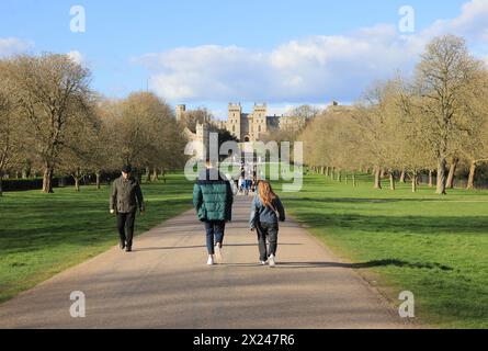 Marcher sur la longue promenade à Windsor sous le soleil du début du printemps avec le Castle Beyond, dans le Berkshire, Royaume-Uni Banque D'Images